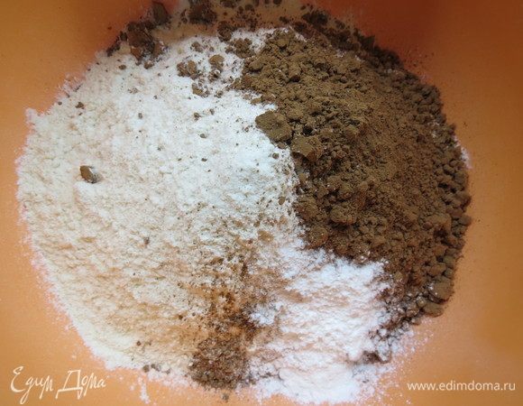 Готовим коржи. Муку объединить с какао и разрыхлителем, перемешать венчиком до однородности. 