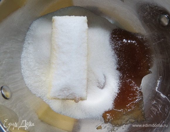 В кастрюле соединить сливочное масло, мед и сахар и поставить на водяную баню. 