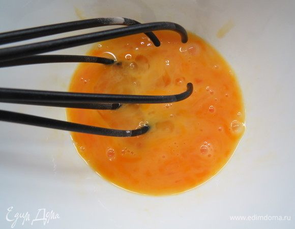 Яйца разбить в отдельную миску и перемешать до однородности.