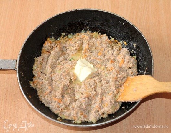 Затем выкладываем мясную начинку, сливочное масло, солим, перчим, перемешиваем и тушим под крышкой 2–3 минуты.