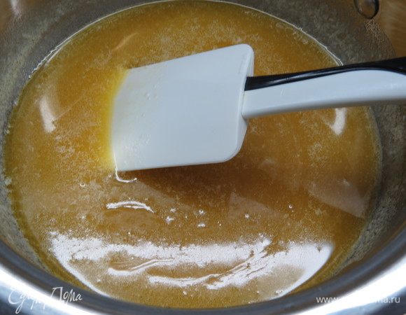 В растопленную на водяной бане смесь тонкой струйкой влить яйца, постоянно помешивая.