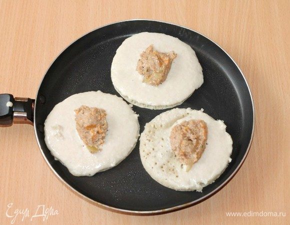 На хорошо разогретую сковороду выкладываем тесто для блинчиков (Ф 11 см). Кладем на блинчики начинку. 
