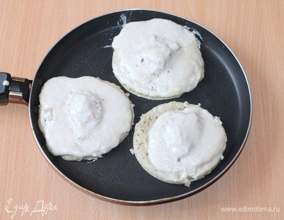 Закрываем начинку тестом и переворачиваем блинчики.
