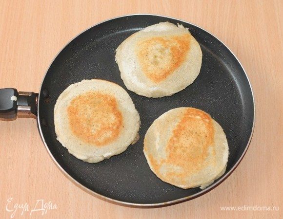 Выпекаем блинчики с двух сторон до золотистой корочки.
