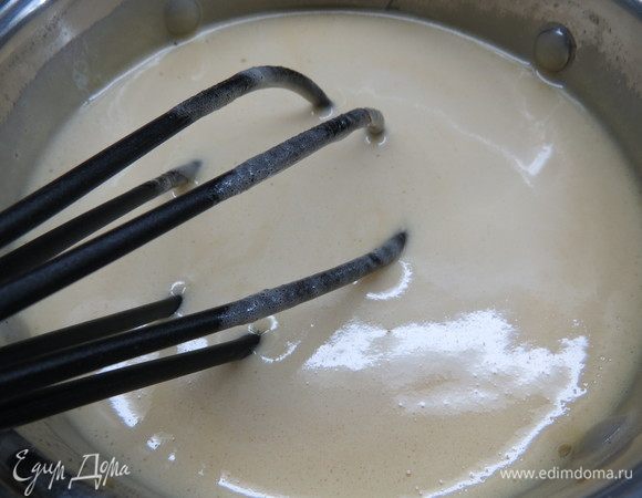 Добавить соду и проварить, помешивая, 10 минут. Масса вспенится и сильно увеличится в объеме, так что кастрюльку берите с запасом.
