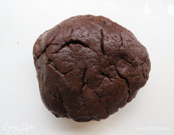 Через 10 минут снять смесь с бани, соединить с мучной смесью и замесить тесто. Остудить, затем разделить тесто на 8 частей, завернуть каждую часть в пленку и поставить в холодильник на 30 минут.