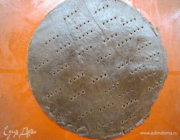 Каждую часть теста раскатать на пергаменте или силиконовом коврике до толщины 2–3 мм и густо наколоть вилкой. Я пекла коржи диаметром 18 см. Тесто получается нелипкое и очень хорошо раскатывается. Выпекать при температуре 180°С 8–10 минут. Неровности готового коржа обрезать кольцом или по шаблону (в качестве шаблона можно использовать крышку от кастрюли, тарелку и т.д.).