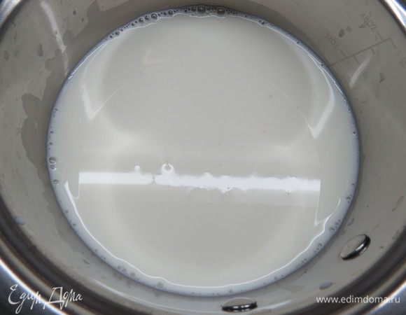 Готовим шоколадный заварной крем. Молоко наливаем в сотейник и ставим на средний огонь, доводим почти до кипения, но не кипятим.