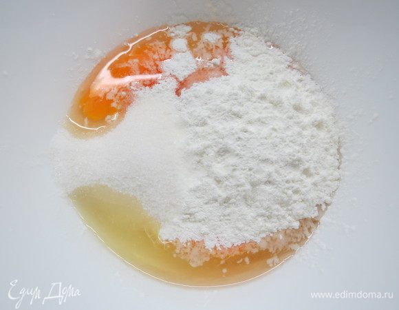 В миске смешать яйца, сахар, крахмал, ванильный сахар. 
