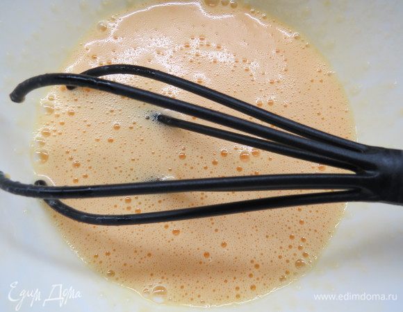 Когда молоко начнет закипать, налить немного молока в миску с яйцами, перемешать, затем частями добавить остальное молоко, вернуть смесь обратно в кастрюльку. 