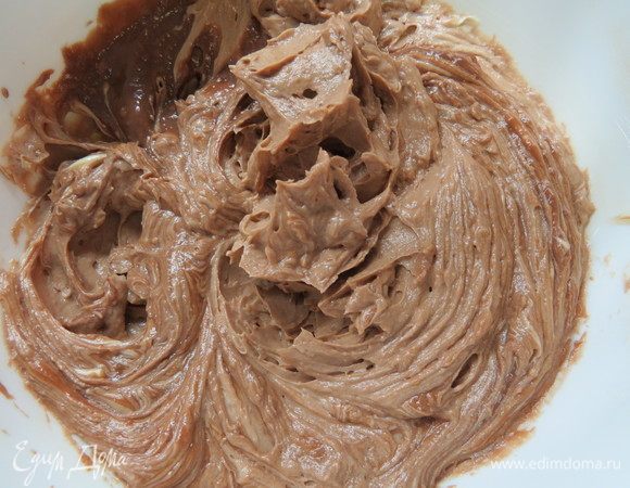 Растопить шоколад в микроволновке, поломав его на кусочки и периодически помешивая через каждые 15 секунд. Растопленный шоколад добавить в заварной крем и перемешать до однородности. Остудить крем до комнатной температуры. 