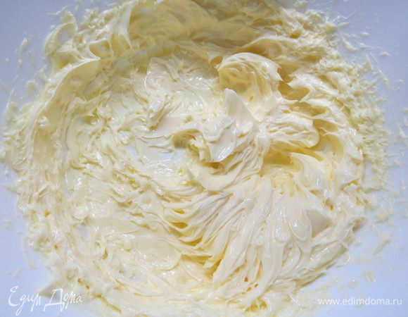 Взбить сливочное масло до пышности и побеления, постепенно по ложке добавлять к маслу заварной крем, все время взбивая. 