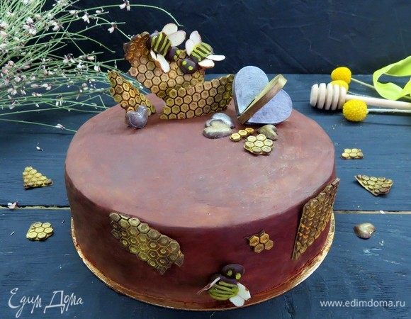 Остудить ганаш до состояния кремовой консистенции. Выровнять торт ганашем, нанося его спатулой на бока и верх. При выравнивании очень полезно иметь крутящуюся подставку и скребок. Но в принципе можно обойтись и без них, просто процесс станет более трудоемким. Если неохота возиться с выравниванием, можно обсыпать бока торта орехами и крошкой.