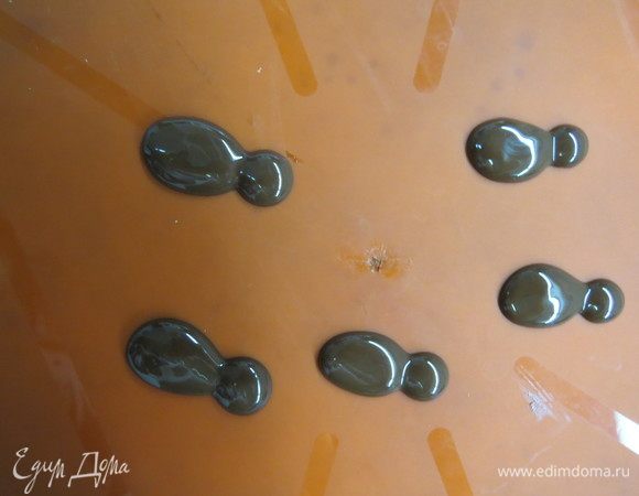 Пчелок можно сделать из растопленного шоколада, сначала отсаживаем туловище и голову для будущих насекомых)) Даем немного постоять в холоде, чтобы шоколад схватился, но еще не затвердел окончательно. Вставляем крылышки из миндальных лепестков.