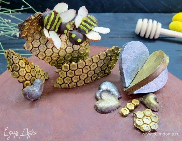 Полоски и глазки можно нарисовать пищевыми карандашами или растопленным белым шоколадом. 