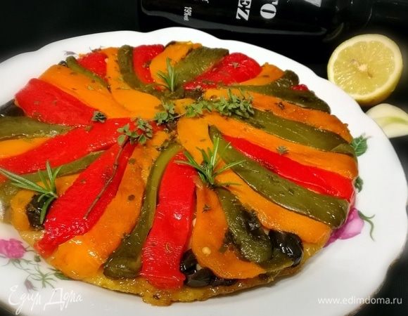 Запекать тарт в заранее разогретой до 200°С духовке 25 минут. Слегка охладить и перевернуть на блюдо. Сбрызнуть лимонным соком и посыпать любимой зеленью. Приятного! 