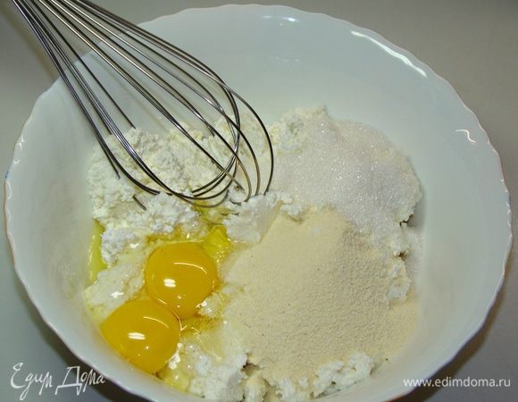 К творогу добавить яйца, сахар, манную крупу, ванилин. Все тщательно перемешать.