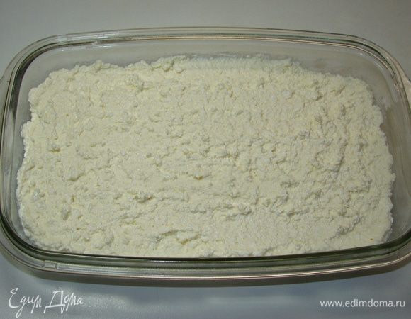 Творожную массу вылить в форму и поставить в разогретую до 170°С духовку минут на 25.