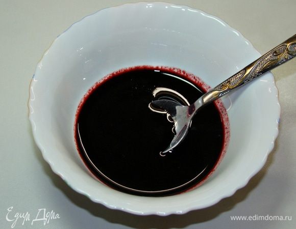 Ягоды черники разморозить, пюрировать и протереть через сито. 