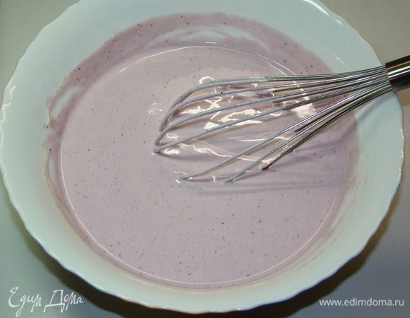 Добавить к сметанной заливке 2–3 ст. л. ягодного пюре и хорошо перемешать.