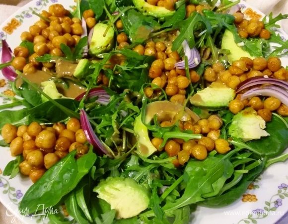 Авокадо очистить и нарезать на дольки. Разложить дольки авокадо. Полить соусом. 