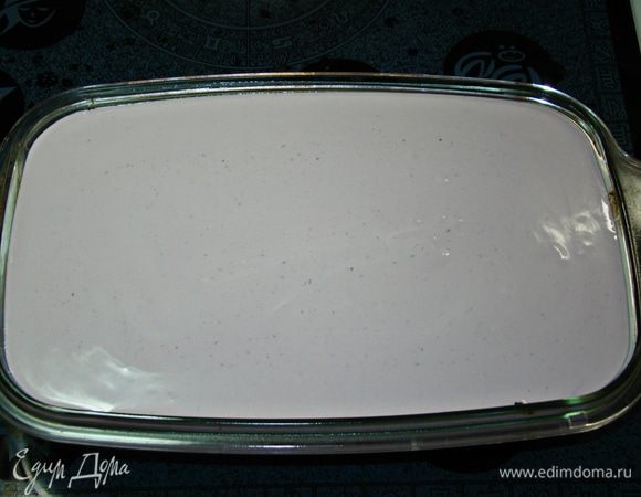 На творожный слой вылить сметанную заливку, разровнять и поставить в духовку минут на 10–15. Как только края запеканки «схватятся», а серединка будет слегка подрагивать — запеканка готова. 