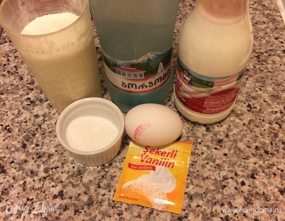 Для этого рецепта все продукты должны быть комнатной температуры. Блины получаются несладкими, поэтому, если вы любите сладкие блины, просто добавьте больше сахара.