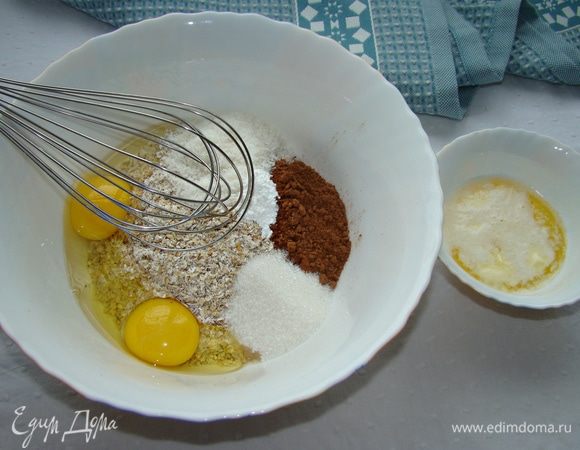 В миске смешать измельченные овсяные хлопья, яйца, молоко, какао, сливочное масло, сахар, разрыхлитель и щепотку ванилина. Я еще добавила пару столовых ложек кокосовой стружки.