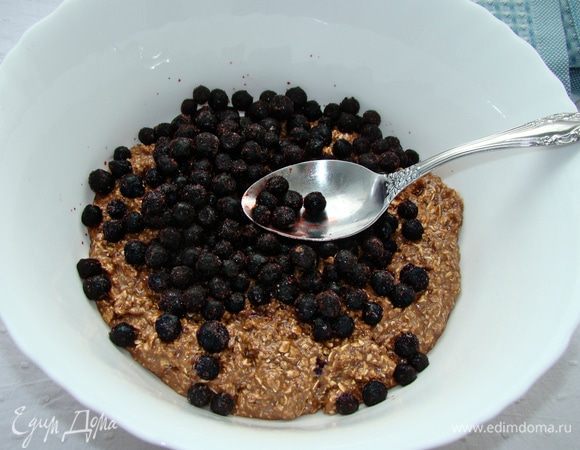 Всыпать свежие или замороженные ягоды черники (ягоды можно любые).