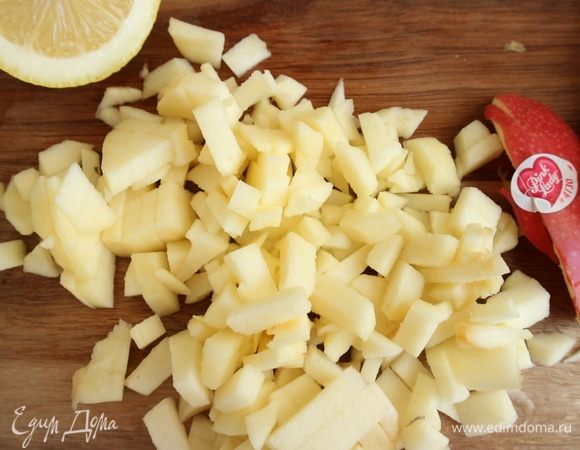 Из лимона выдавить сок. Яблоки Pink Lady почистить, разрезать на четвертинки, удалить семенную часть. Нарезать мелкими кубиками. Добавить лимонный сок.