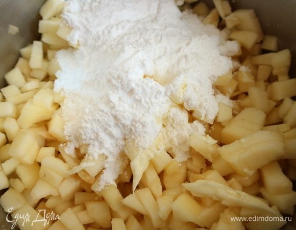 Поместить яблоки в кастрюлю с толстым дном, перемешать, добавить соль, сахарную пудру, мягкое сливочное масло.