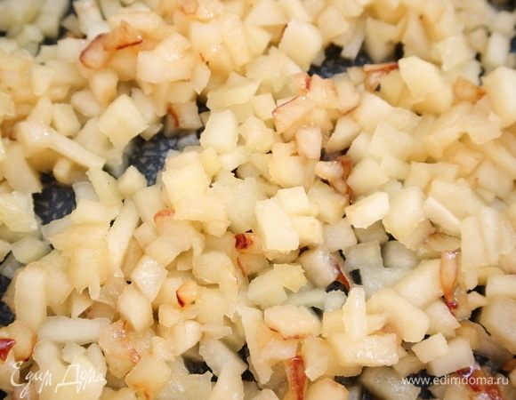 Поставить на небольшой огонь, перемешать лопаткой. Через некоторое время огонь увеличить до среднего. Не оставляйте яблоки без присмотра, а то они подгорят. Готовить яблоки 15–20 минут, периодически помешивая. Яблоки не должны развариться, а карамелизироваться. Выключить огонь, дать остыть.