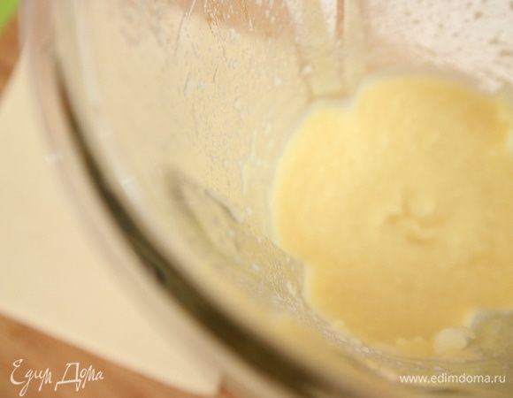 Измельчить яблоки «Голден» в блендере. 