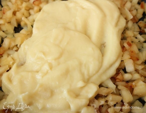 Смешать карамельные яблоки и яблочный соус. 