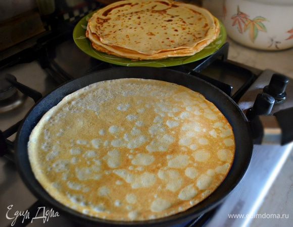 На смазанной растительным маслом сковороде испечь тонкие блинчики с двух сторон до румяной корочки.