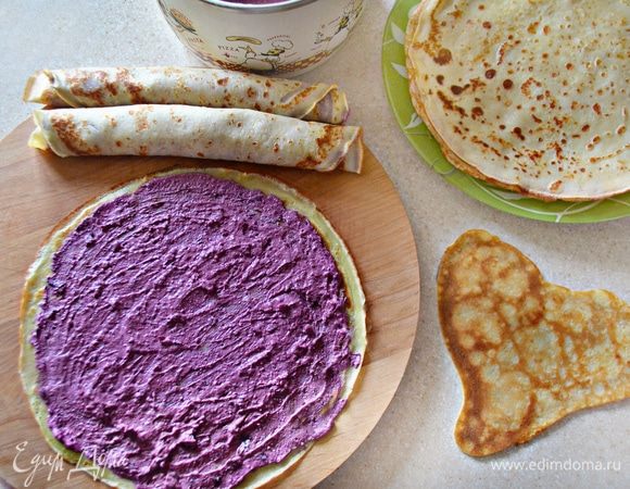 Равномерно распределите начинку на каждый блинчик и сверните рулетом.