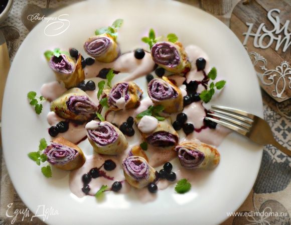 Для подачи рулетики нарежьте кусочками шириной 2 см. Выложите на тарелку и полейте приготовленным соусом, украсьте ягодами и мятой.