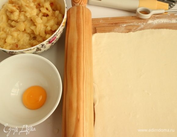 Тесто вынуть из морозильной камеры минут за 20–25 до начала работы с ним, оно должно быть полностью размороженным, но не перестоять лишнее время в тепле. Половину из указанного в ингредиентах теста я раскатала, чтобы попробовать шоссоны, приготовленные из более тонкого теста, другую часть теста (400 г) я не раскатывала, а вырезала кружочки из толстого слоя теста. Хотелось сравнить результаты. Из тонкого теста (400 г) получилось 16 шоссонов, из нераскатанного — 8 штук.
Отделить белок от желтка, белок не понадобится.