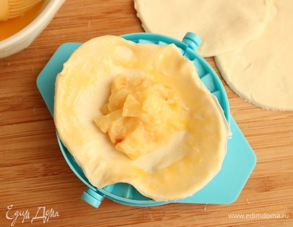 Положить начинку (примерно 1 ч. л.).