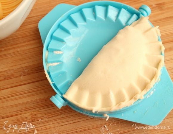 Скрепить края, закрыв половинку формочки, затем открыв ее. 