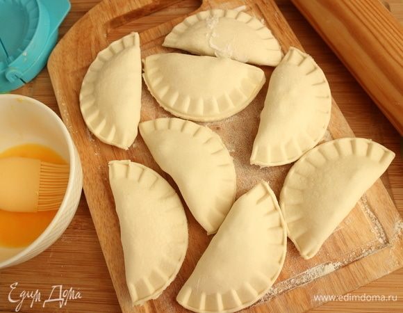 Положить шоссоны на доску, посыпанную мукой. Убрать в холодильник на некоторое время. Я убирала на 20 минут. Не работайте сразу с большим количеством теста. Возьмите сначала граммов 400 из морозильной камеры, потом работайте со второй партией теста. Духовку разогреть до 210°С.