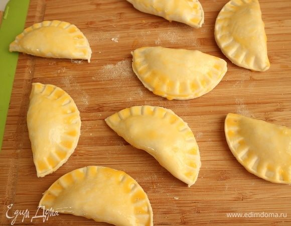 Смазать кисточкой желтком с водой (1 желток + 1 ч. л. воды).