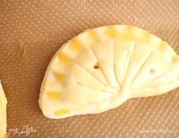 А вот еще вариант. Только, если вы тонко раскатываете тесто, сделать рисунок будет не так просто. 