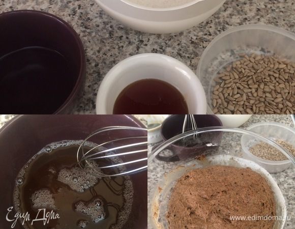 Спустя указанное время в теплой воде развести темный мед, сахар и соль.