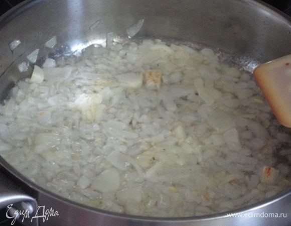 Лук нарезать мелкими кубиками и обжарить на 2 ст. ложках растительного масла в глубоком сотейнике, где будет готовиться все блюдо.