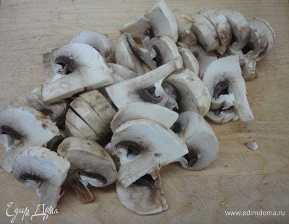 Грибы нарезать пластинками и добавить к луку. Обжаривать 3–5 минут.