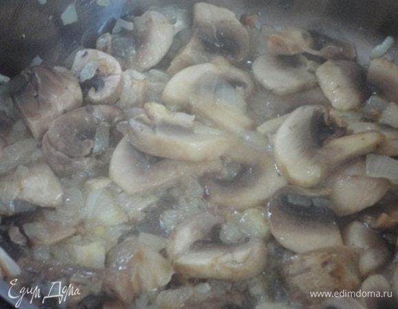  И добавить к луку. Обжаривать 3–5 минут.