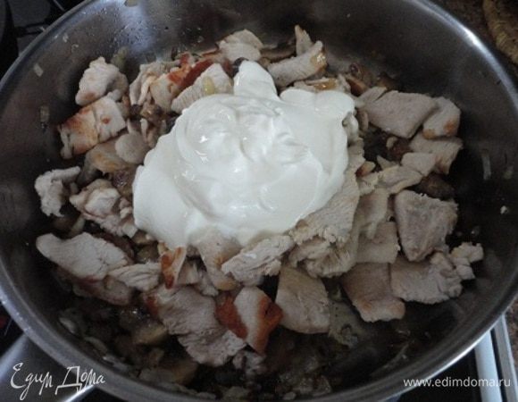 Соединить мясо с грибами, добавить сметану. 