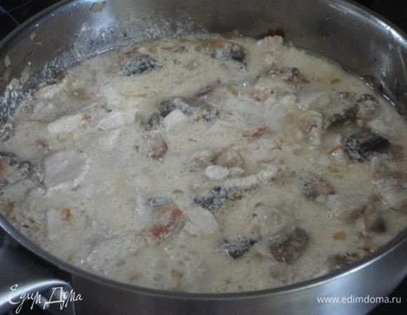 Влить горячую воду (чтобы почти закрывала мясо). Посолить, поперчить. От себя я добавила молотый кориандр. Готовить под крышкой при медленном кипении до готовности индейки.