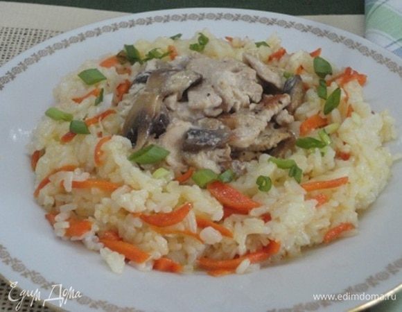 Авторы на гарнир отваривали рис и смешивали его с зернами граната и зеленым укропом. Я же приготовила традиционный в нашей семье рис по этому рецепту: https://www.edimdoma.ru/retsepty/111232-krasnaya-ryba-s-zimnim-risom.